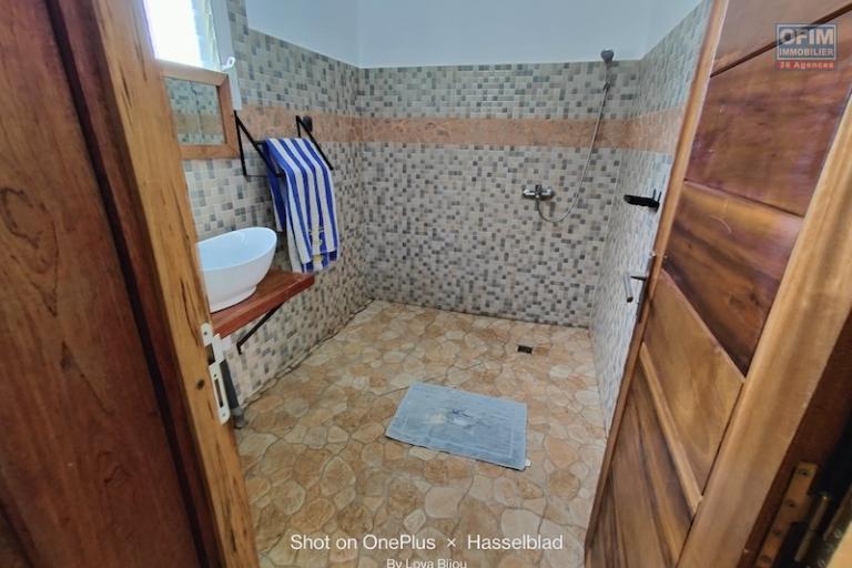 A vendre immeuble de 2 &eacute;tages avec piscine &agrave; ivato. Contact Mr Jacky 034 02 443 04