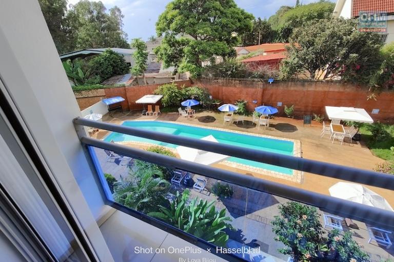 A vendre immeuble de 2 &eacute;tages avec piscine &agrave; ivato. Contact Mr Jacky