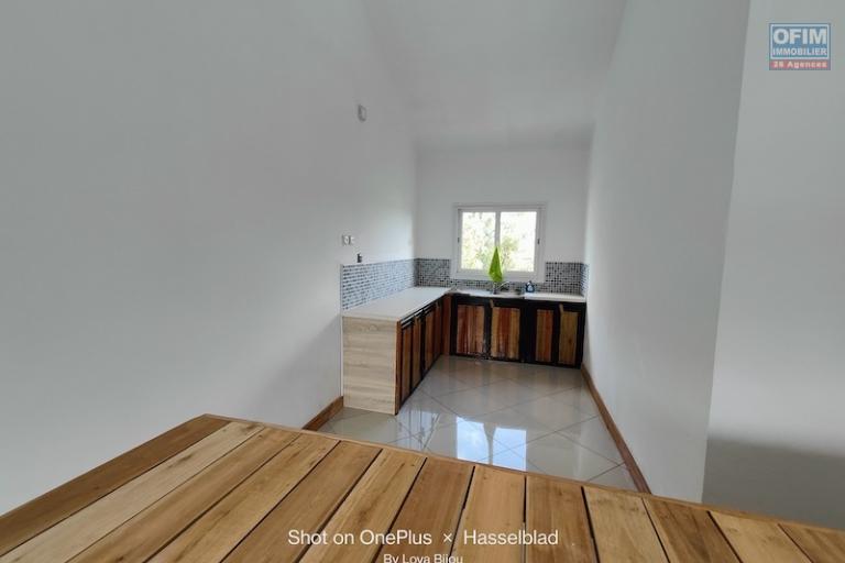 A vendre immeuble de 2 &eacute;tages avec piscine &agrave; ivato. Contact Mr Jacky 034 02 443 04