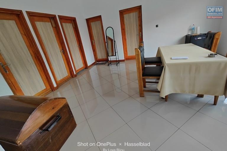 A vendre immeuble de 2 &eacute;tages avec piscine &agrave; ivato. Contact Mr Jacky