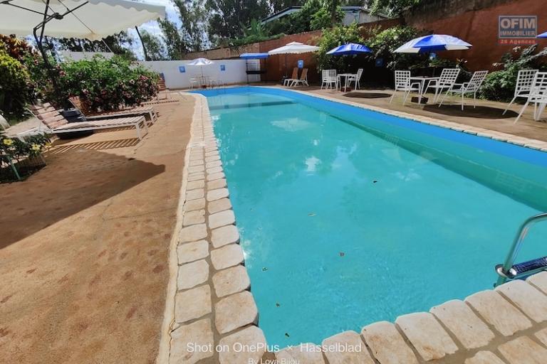 A vendre immeuble de 2 &eacute;tages avec piscine &agrave; ivato. Contact Mr Jacky 034 02 443 04