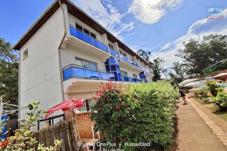 A vendre immeuble de 2 &eacute;tages avec piscine &agrave; ivato. Contact Mr Jacky 034 02 443 04