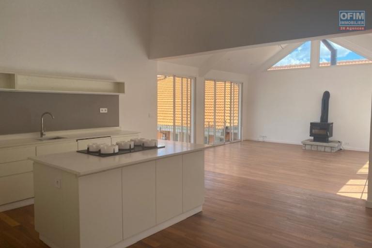 Un grand appartement T5 de 208m2 avec piscine à débordement à 20mn de l'Ambassade de France sur haute ville à Ambohipotsy ( CONTACT LALAINA 0340858376 )