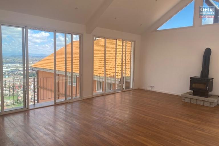 Un grand appartement T5 de 208m2 avec piscine à débordement à 20mn de l'Ambassade de France sur haute ville à Ambohipotsy ( CONTACT LALAINA 0340858376 )