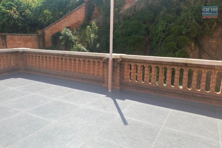 Un grand appartement T5 de 208m2 avec piscine &agrave; d&eacute;bordement &agrave; 20mn de l'Ambassade de France sur haute ville &agrave; Ambohipotsy ( CONTACT LALAINA )