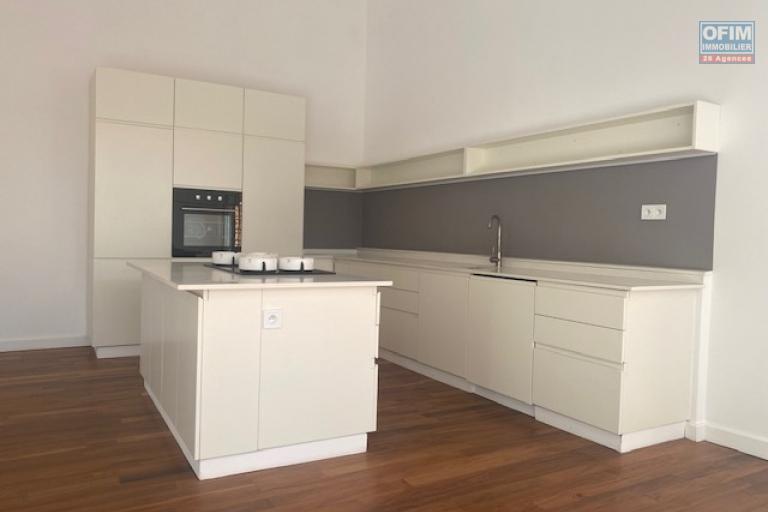 Un grand appartement T5 de 208m2 avec piscine à débordement à 20mn de l'Ambassade de France sur haute ville à Ambohipotsy ( CONTACT LALAINA 0340858376 )