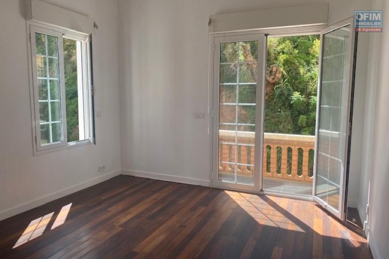 Un grand appartement T5 de 208m2 avec piscine &agrave; d&eacute;bordement &agrave; 20mn de l'Ambassade de France sur haute ville &agrave; Ambohipotsy ( CONTACT LALAINA )