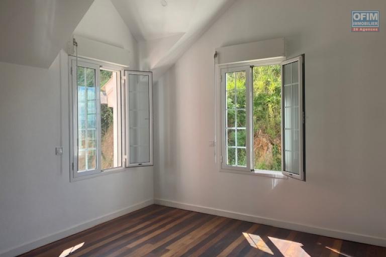 Un grand appartement T5 de 208m2 avec piscine à débordement à 20mn de l'Ambassade de France sur haute ville à Ambohipotsy ( CONTACT LALAINA 0340858376 )