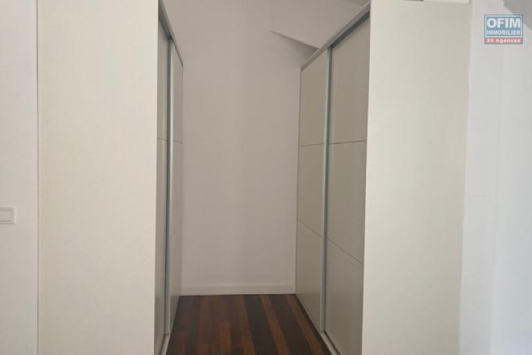 Un grand appartement T5 de 208m2 avec piscine à débordement à 20mn de l'Ambassade de France sur haute ville à Ambohipotsy ( CONTACT LALAINA 0340858376 )