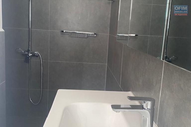 Un grand appartement T5 de 208m2 avec piscine à débordement à 20mn de l'Ambassade de France sur haute ville à Ambohipotsy ( CONTACT LALAINA 0340858376 )