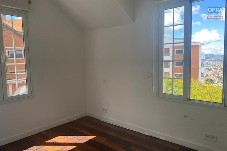 Un grand appartement T5 de 208m2 avec piscine à débordement à 20mn de l'Ambassade de France sur haute ville à Ambohipotsy ( CONTACT LALAINA 0340858376 )