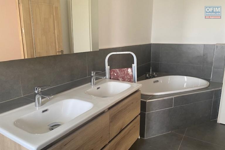 Un grand appartement T5 de 208m2 avec piscine à débordement à 20mn de l'Ambassade de France sur haute ville à Ambohipotsy ( CONTACT LALAINA 0340858376 )