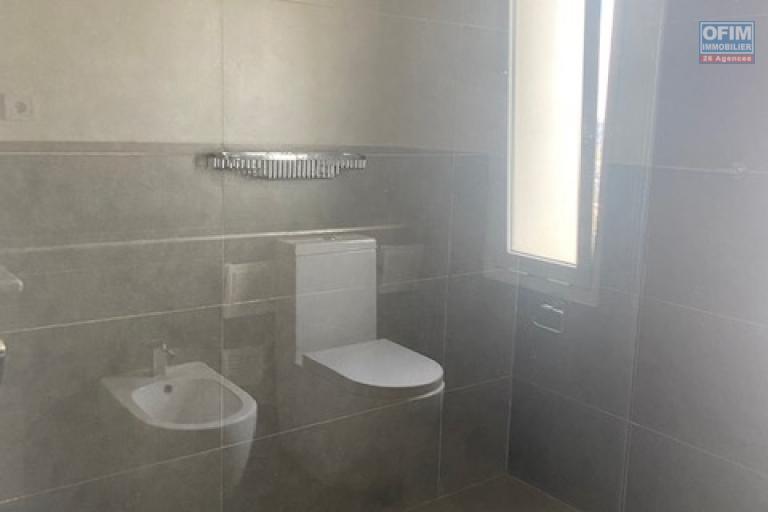 Un grand appartement T5 de 208m2 avec piscine à débordement à 20mn de l'Ambassade de France sur haute ville à Ambohipotsy ( CONTACT LALAINA 0340858376 )