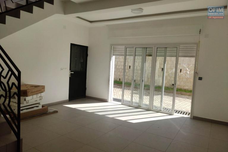 OFIM immobilier offre en location une charmante villa F5 neuve à étage dans une résidence sécurisée 24/24 à 17 min d'Ambatobe et à 29 min d’Akorondrano.