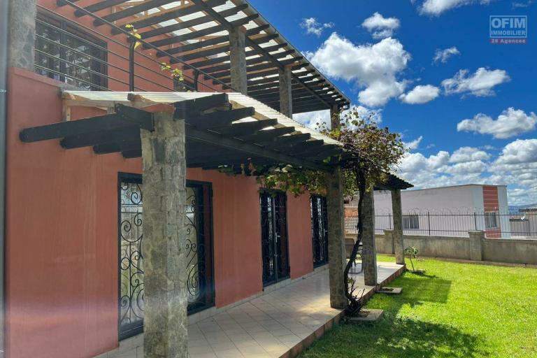 OFIM offre en location une villa  F5 neuve bâtie sur un terrain de 690m2 dans une résidence sécurisée 24/24 à Ambatobe.LOUE