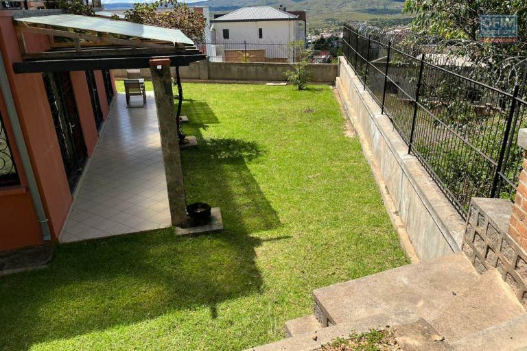 OFIM offre en location une villa  F5 neuve bâtie sur un terrain de 690m2 dans une résidence sécurisée 24/24 à Ambatobe