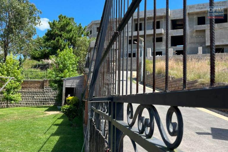 OFIM offre en location une villa  F5 neuve bâtie sur un terrain de 690m2 dans une résidence sécurisée 24/24 à Ambatobe