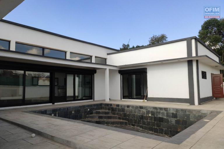 OFIM immobilier offre en l'ovation une villa F6 neuve avec piscine sur Ambatobe à 5min en voiture du Lycée Français.