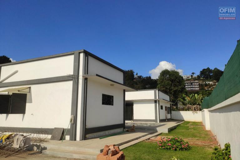OFIM immobilier offre en l'ovation une villa F6 neuve avec piscine sur Ambatobe à 5min en voiture du Lycée Français.