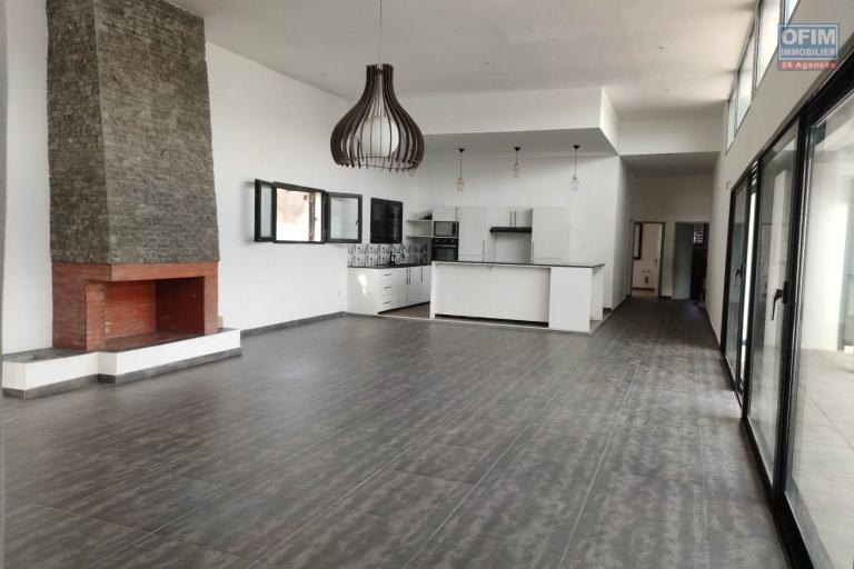 OFIM immobilier offre en l'ovation une villa F6 neuve avec piscine sur Ambatobe à 5min en voiture du Lycée Français.