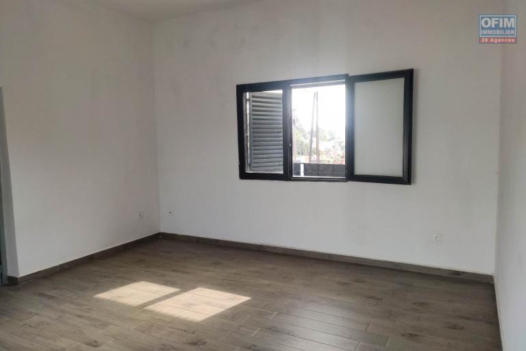 OFIM immobilier offre en l'ovation une villa F6 neuve avec piscine sur Ambatobe à 5min en voiture du Lycée Français.