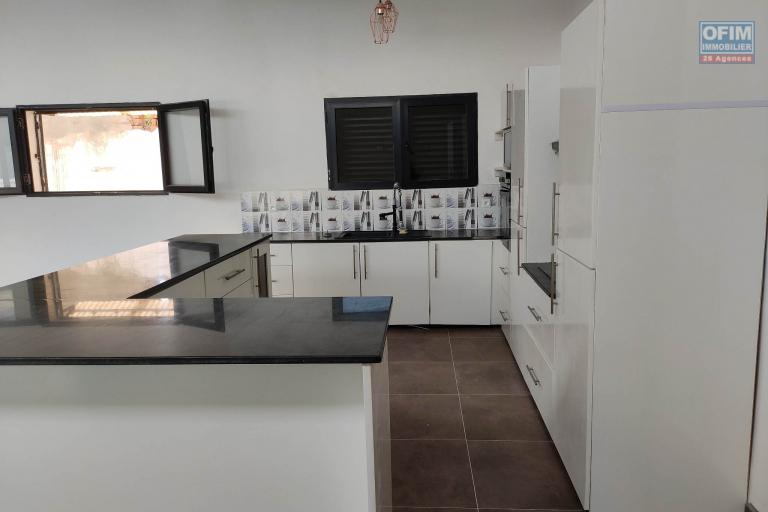 OFIM immobilier offre en l'ovation une villa F6 neuve avec piscine sur Ambatobe à 5min en voiture du Lycée Français.