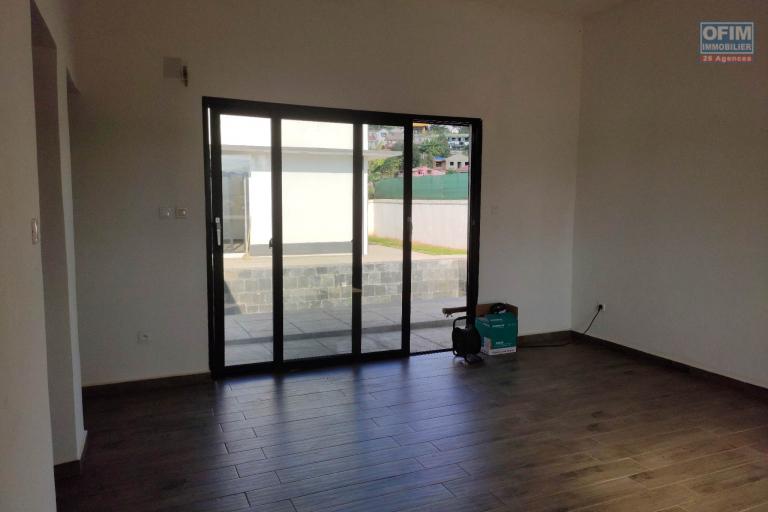 OFIM immobilier offre en l'ovation une villa F6 neuve avec piscine sur Ambatobe à 5min en voiture du Lycée Français.