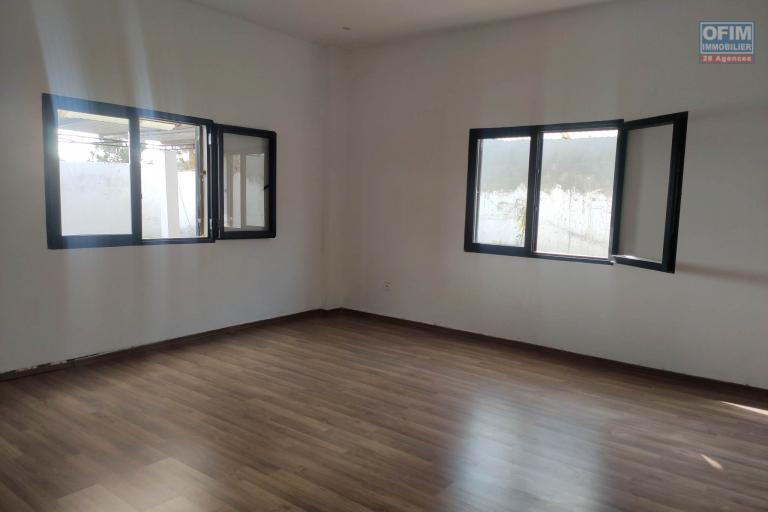 OFIM immobilier offre en l'ovation une villa F6 neuve avec piscine sur Ambatobe à 5min en voiture du Lycée Français.