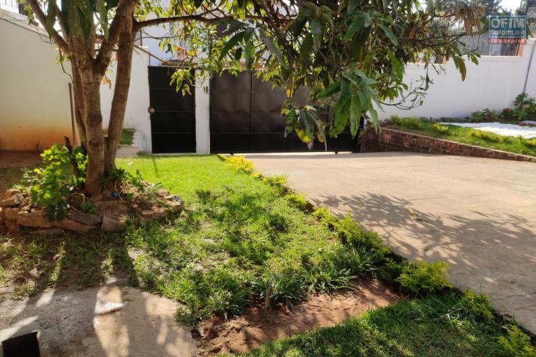 OFIM immobilier offre en l'ovation une villa F6 neuve avec piscine sur Ambatobe à 5min en voiture du Lycée Français.