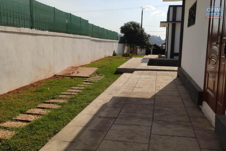 OFIM immobilier offre en l'ovation une villa F6 neuve avec piscine sur Ambatobe à 5min en voiture du Lycée Français.