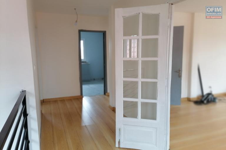 À louer un appartement rénové de type T3 dans une enceinte sécurisée et calme avec une vue dégagée et à proximité de toutes les commodités non loin du centre commercial Leader Price Ambohibao