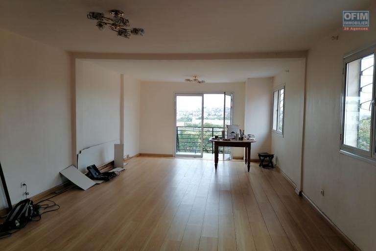 À louer un appartement rénové de type T3 dans une enceinte sécurisée et calme avec une vue dégagée et à proximité de toutes les commodités non loin du centre commercial Leader Price Ambohibao