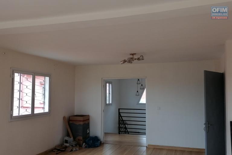 À louer un appartement rénové de type T3 dans une enceinte sécurisée et calme avec une vue dégagée et à proximité de toutes les commodités non loin du centre commercial Leader Price Ambohibao