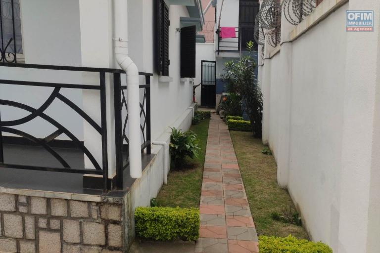 OFIM Immobilier loue une villa F4 semi meublée sur Ilaivola Ivato dans un quartier calme et bon voisinage.