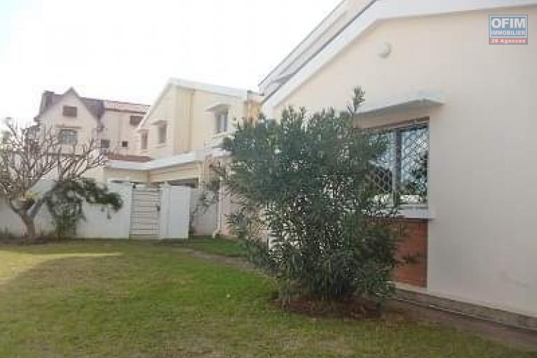 À louer une villa à étage de type F4 dans une résidence sécurisée à deux pas de l’école primaire française C Ambohibao.(NON DISPONIBLE)