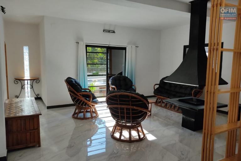 À louer une belle villa moderne à étage de type F6 semi-meublee à 5minutes de l'aéroport et la nouvelle rocade sis à Ivato