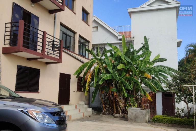 Ofim loue un bâtiment de 3 étages Idéal à usage de bureau, école, habitation sur Ambohitrarahaba à 2min de la route principale.LOUE