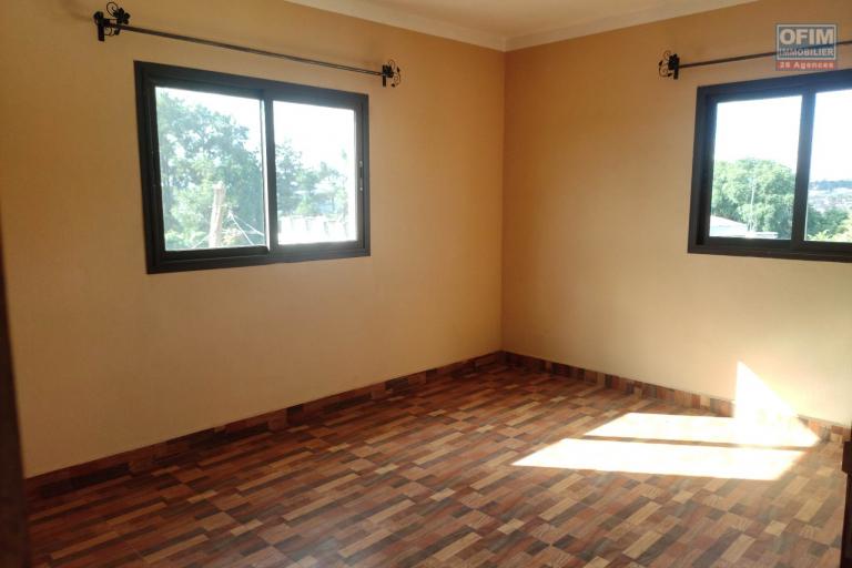 Ofim loue un bâtiment de 3 étages Idéal à usage de bureau, école, habitation sur Ambohitrarahaba à 2min de la route principale.