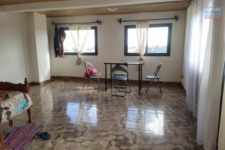 Ofim loue un bâtiment de 3 étages Idéal à usage de bureau, école, habitation sur Ambohitrarahaba à 2min de la route principale.