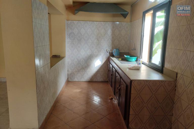 Ofim loue un bâtiment de 3 étages Idéal à usage de bureau, école, habitation sur Ambohitrarahaba à 2min de la route principale.