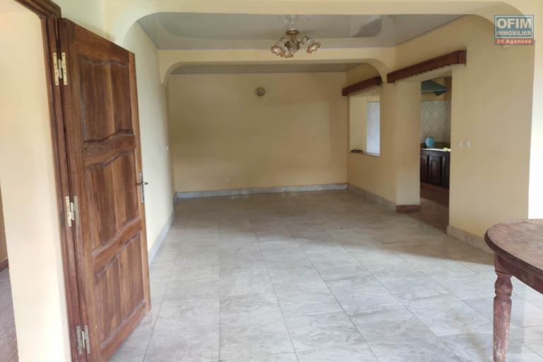 Ofim loue un bâtiment de 3 étages Idéal à usage de bureau, école, habitation sur Ambohitrarahaba à 2min de la route principale.