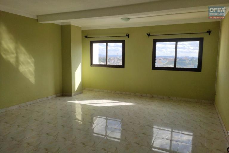 Ofim loue un bâtiment de 3 étages Idéal à usage de bureau, école, habitation sur Ambohitrarahaba à 2min de la route principale.