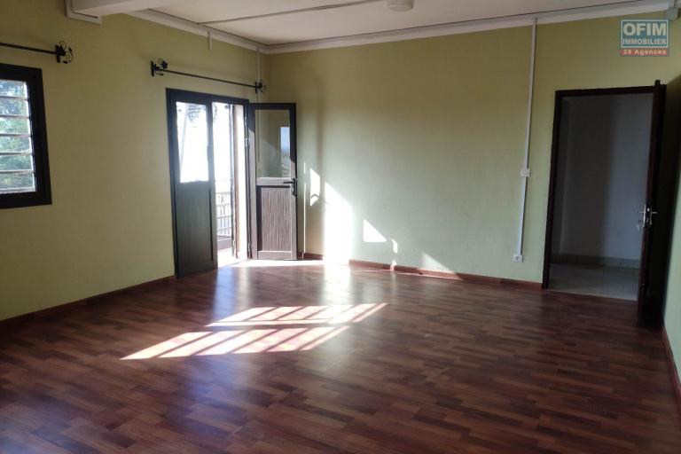 Ofim loue un bâtiment de 3 étages Idéal à usage de bureau, école, habitation sur Ambohitrarahaba à 2min de la route principale.