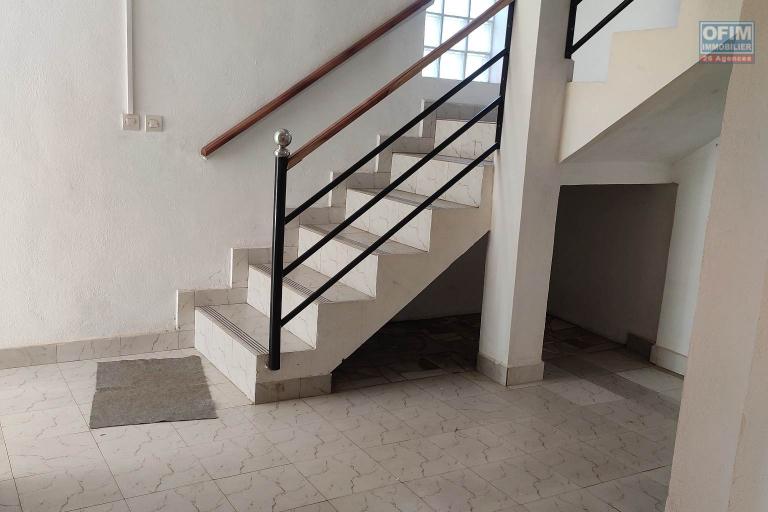 Ofim loue un bâtiment de 3 étages Idéal à usage de bureau, école, habitation sur Ambohitrarahaba à 2min de la route principale.