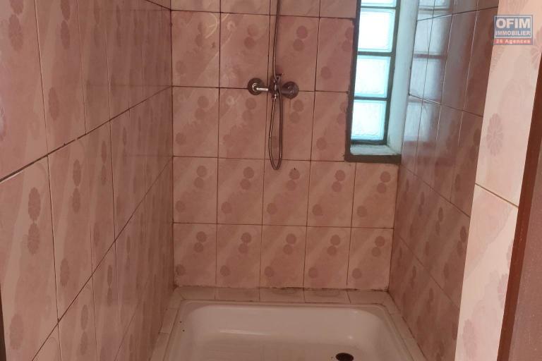 Ofim loue un bâtiment de 3 étages Idéal à usage de bureau, école, habitation sur Ambohitrarahaba à 2min de la route principale.