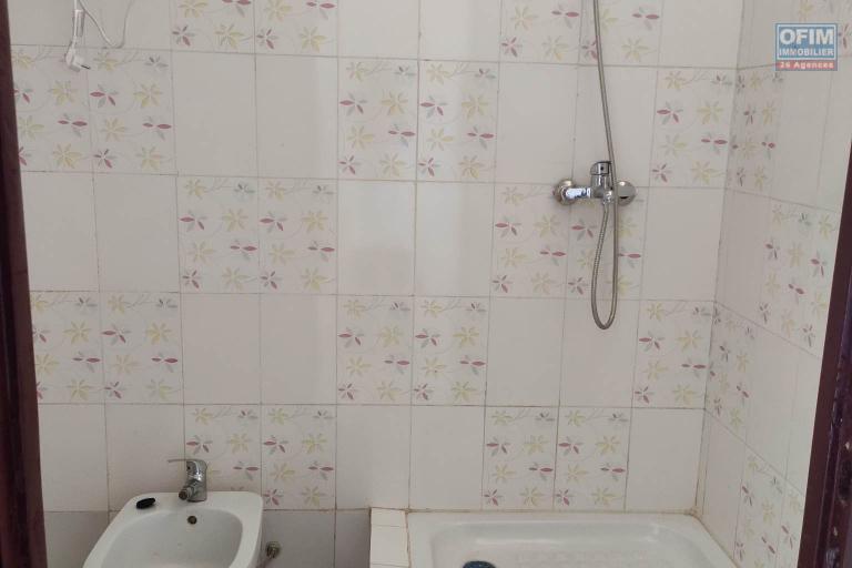 Ofim loue un bâtiment de 3 étages Idéal à usage de bureau, école, habitation sur Ambohitrarahaba à 2min de la route principale.