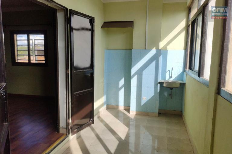 Ofim loue un bâtiment de 3 étages Idéal à usage de bureau, école, habitation sur Ambohitrarahaba à 2min de la route principale.LOUE