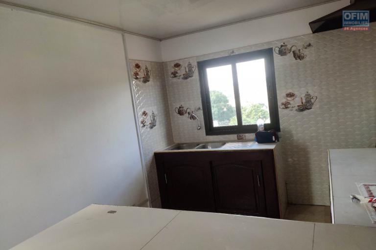Ofim loue un bâtiment de 3 étages Idéal à usage de bureau, école, habitation sur Ambohitrarahaba à 2min de la route principale.