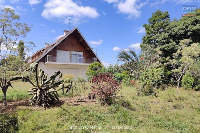 OFFRE EXCEPTIONNELLE  Grande villa F6 de 500 M2 habitables sur un terrain de 3534 M2 à Ambohibao