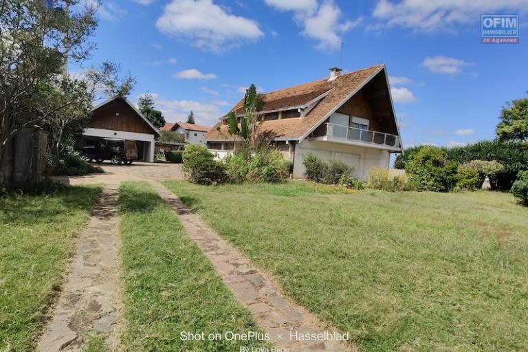  OFFRE EXCEPTIONNELLE  Grande villa F6 de 500 M2 habitables sur un terrain de 3534 M2 à Ambohibao